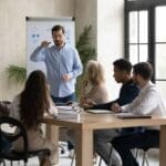 Profesionales en sesión de coaching desarrollando inteligencia emocional en el trabajo