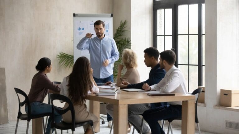 Profesionales en sesión de coaching desarrollando inteligencia emocional en el trabajo
