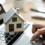 Agente inmobiliario trabajando en servicios inmobiliarios con herramientas digitales