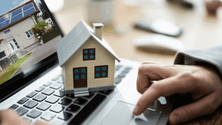 Agente inmobiliario trabajando en servicios inmobiliarios con herramientas digitales