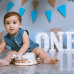 Bebé celebrando su primer cumpleaños con tarta durante sesión Smash Cake en Barcelona