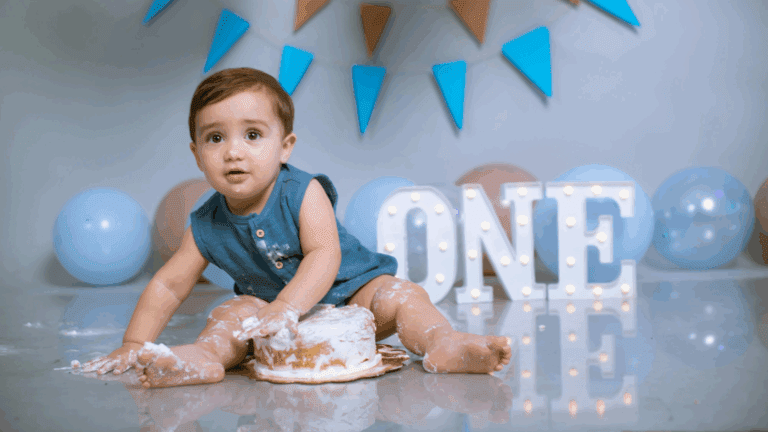 Bebé celebrando su primer cumpleaños con tarta durante sesión Smash Cake en Barcelona