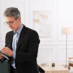 Persona realizando valoración de vivienda