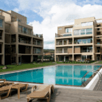 Vista de apartamentos como base de proyectos inmobiliarios exclusivos con arquitectura de lujo y zonas verdes