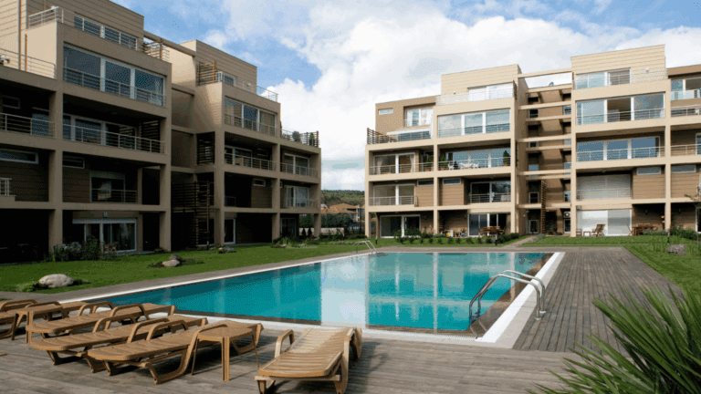 Vista de apartamentos como base de proyectos inmobiliarios exclusivos con arquitectura de lujo y zonas verdes