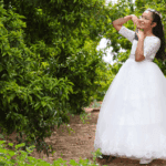 Niña vestida de comunión posando para fotógrafo profesional especializado