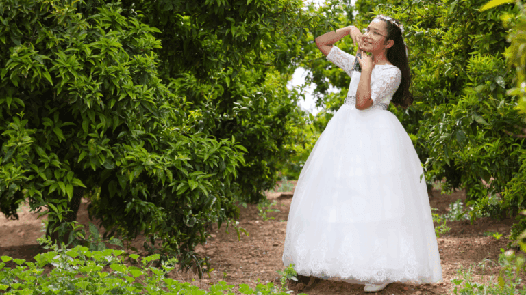 Niña vestida de comunión posando para fotógrafo profesional especializado
