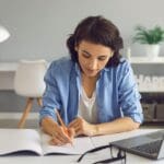 Persona adulta aprendiendo inglés desde cero con un curso online en su ordenador