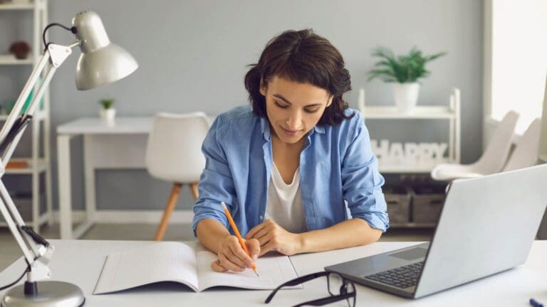 Persona adulta aprendiendo inglés desde cero con un curso online en su ordenador