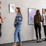 Exposición de arte en Barcelona con pinturas contemporáneas en sala iluminada