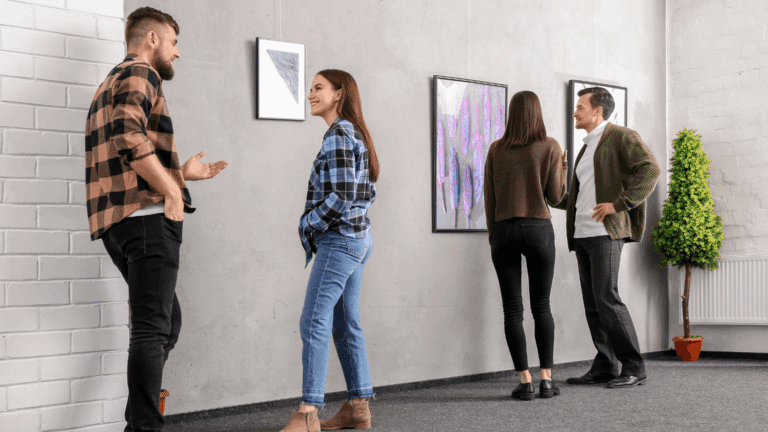 Exposición de arte en Barcelona con pinturas contemporáneas en sala iluminada
