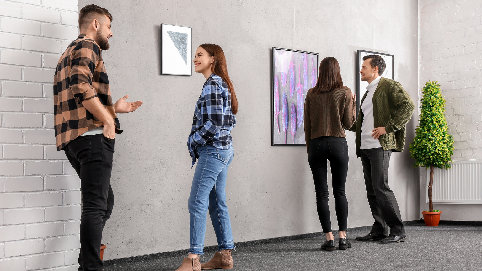 Exposición de arte en Barcelona con pinturas contemporáneas en sala iluminada