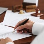 Contrato de alquiler siendo revisado por despacho de abogados