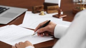Contrato de alquiler siendo revisado por despacho de abogados