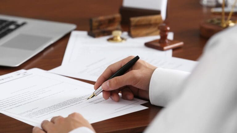 Contrato de alquiler siendo revisado por despacho de abogados