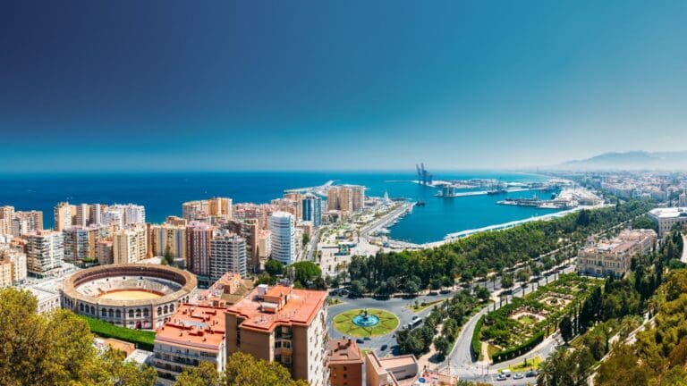 Guía alternativa para disfrutar el arte y la cultura diversa en Málaga