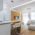 Vista interior de un alojamiento full equipped en Madrid con cocina moderna y zona de descanso