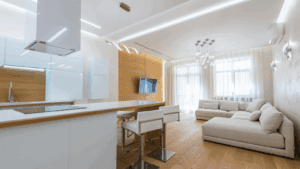 Vista interior de un alojamiento full equipped en Madrid con cocina moderna y zona de descanso