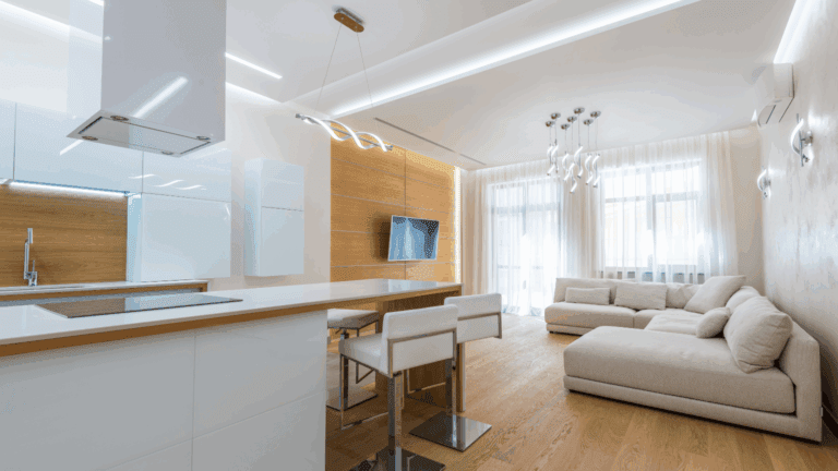 Vista interior de un alojamiento full equipped en Madrid con cocina moderna y zona de descanso