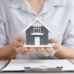 agente de inmobiliaria mostrando servicios en Valencia