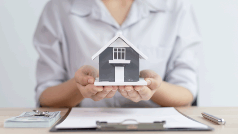 agente de inmobiliaria mostrando servicios en Valencia