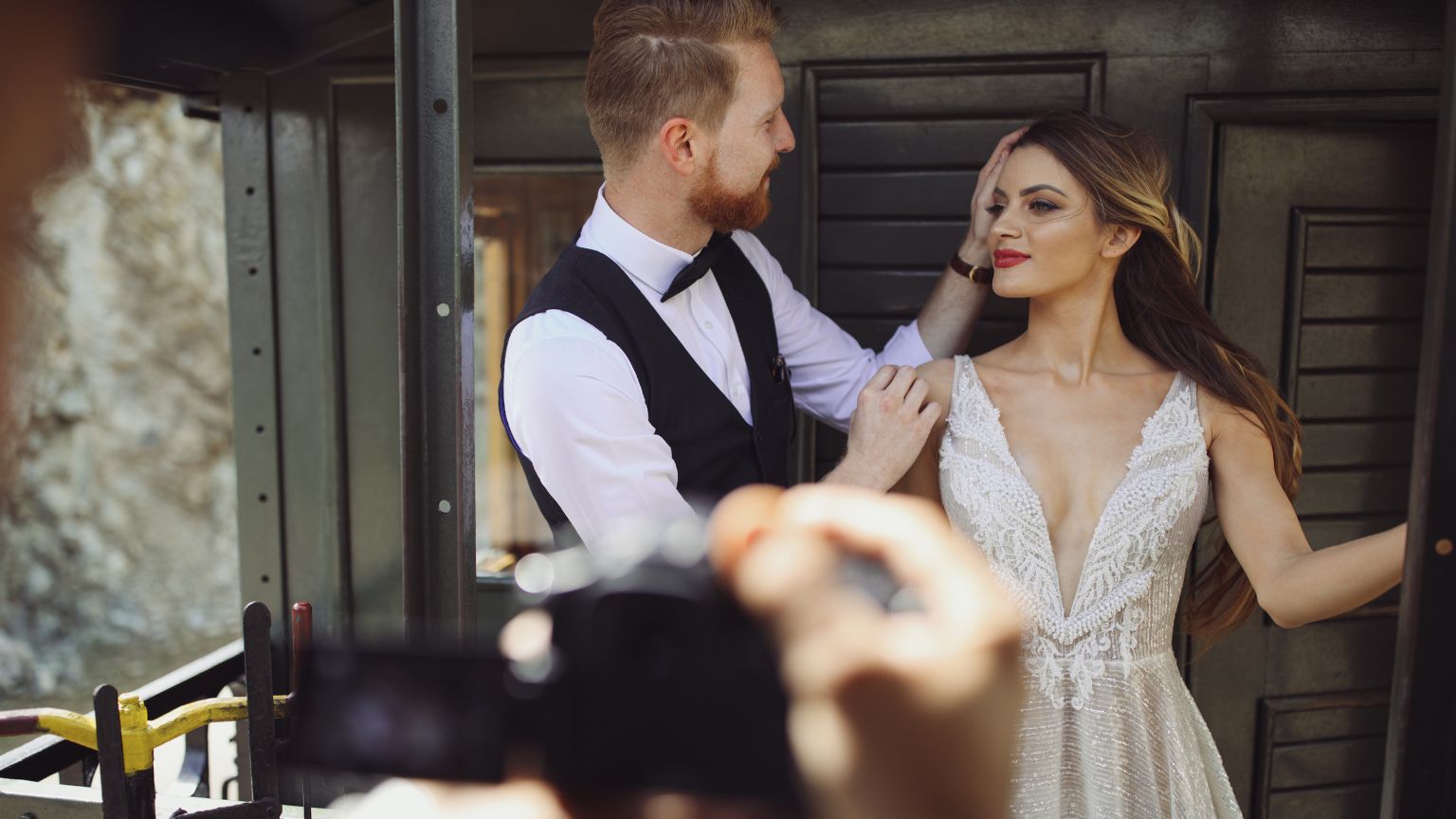 Reportaje de boda natural y espontáneo con fotógrafo de bodas profesional capturando momentos auténticos de la ceremonia y celebración