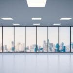 Despachos amplios y modernos con ventanales panorámicos y vistas a la ciudad