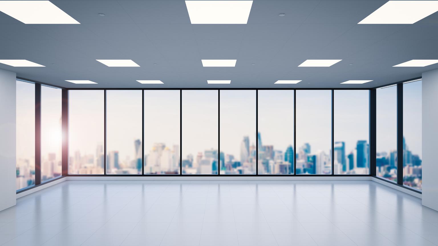 Despachos amplios y modernos con ventanales panorámicos y vistas a la ciudad