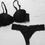 Conjunto de ropa interior negra de encaje sobre fondo blanco