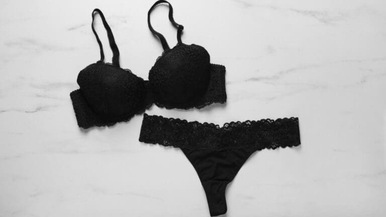 Conjunto de ropa interior negra de encaje sobre fondo blanco