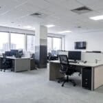 Espacio de trabajo moderno con muebles de oficina sostenibles y funcionales