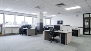 Espacio de trabajo moderno con muebles de oficina sostenibles y funcionales