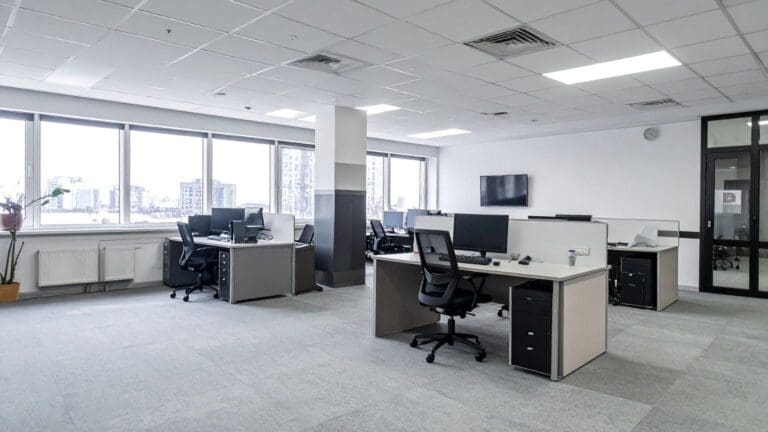 Espacio de trabajo moderno con muebles de oficina sostenibles y funcionales