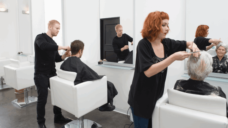 Peluquería unisex moderna para todos los estilos y edades