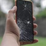 Reparación urgente de pantalla rota de móvil por técnico especializado