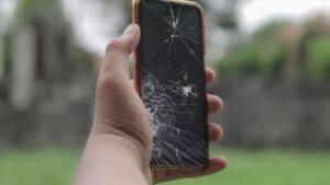 Reparación urgente de pantalla rota de móvil por técnico especializado