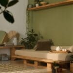 Reformas integrales sostenibles con materiales ecológicos y soluciones de eficiencia energética en vivienda moderna.