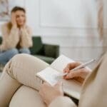 Persona adulta en reflexión, posible señal de que necesita ayuda psicológica en un centro de psicología