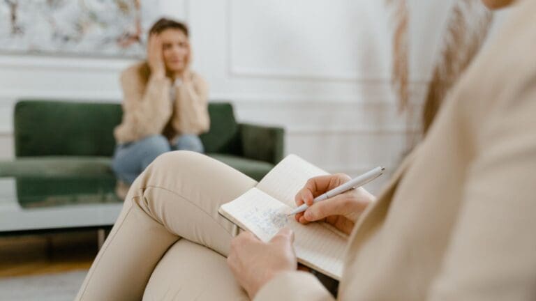 Persona adulta en reflexión, posible señal de que necesita ayuda psicológica en un centro de psicología