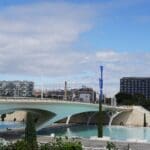 Vista panorámica de Valencia desde las alturas con zonas urbanas y mar, ideal para promocionar alquiler vacacional en Valencia