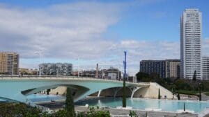Vista panorámica de Valencia desde las alturas con zonas urbanas y mar, ideal para promocionar alquiler vacacional en Valencia