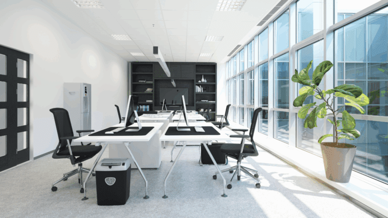 Sala de foco con iluminación en capas y paneles fonoabsorbentes, diseño de oficinas boutique para máxima concentración
