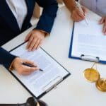 ¿Cómo elegir una firma jurídica si buscas regularizar tu situación en España?