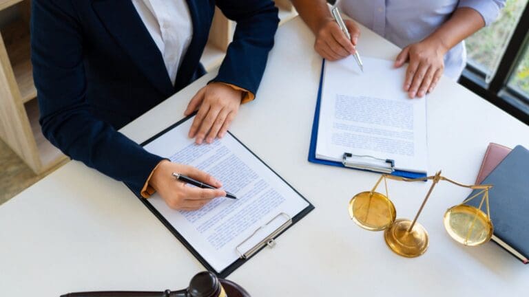 ¿Cómo elegir una firma jurídica si buscas regularizar tu situación en España?
