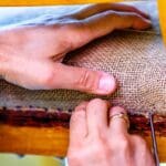 Trabajo artesanal de tapiceros en Madrid restaurando una silla con técnicas tradicionales