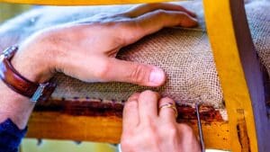 Trabajo artesanal de tapiceros en Madrid restaurando una silla con técnicas tradicionales