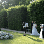 Pareja posando en una sesión de fotos de boda elegante en Tarragona