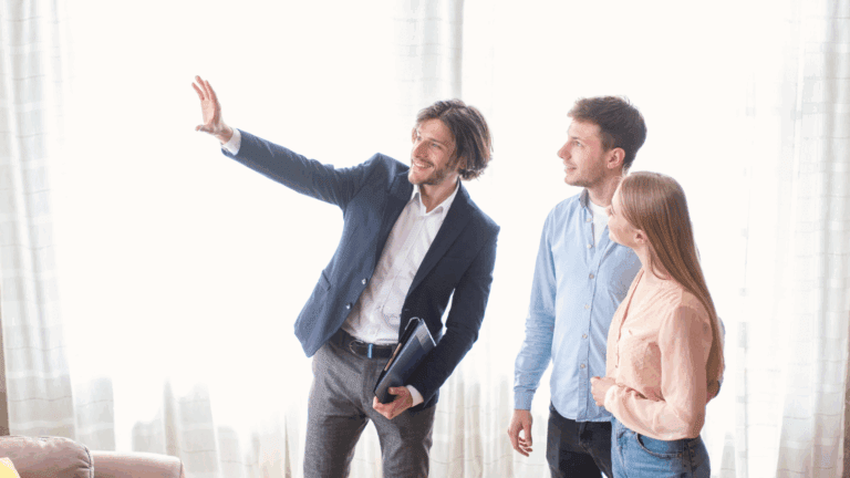 Pareja joven revisando un alquiler de viviendas en Ibiza