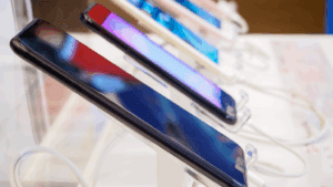 Venta de iPhone reacondicionado en tienda especializada de tecnología.