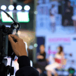 Equipo de producción audiovisual profesional captando momentos clave en evento de empresa.